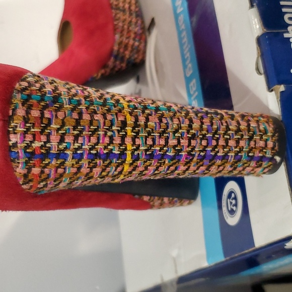 Red sueded heels - Picture 2 of 7